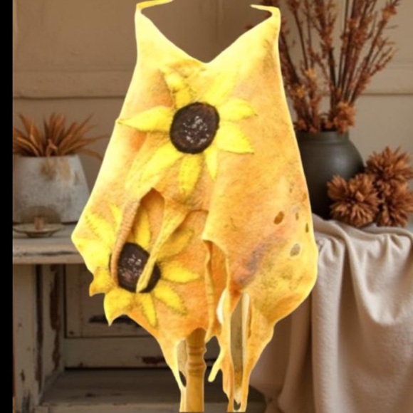 Wool shawl, Sunflower shawl, Wool Shawl, Wool Wrap, Wearable art, OOAK - Picture 10 of 12